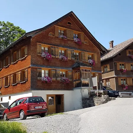 بيت للعطل Alter Pfarrhof Arlberg